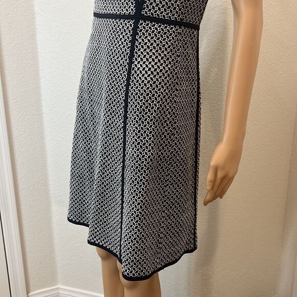 Talbots Dress Size 8 Petite Scoop Neck Sleeveless Black White Slimming Line Midi - Picture 4 of 9